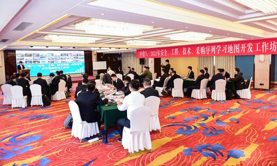 图片包含 室内, 天花板, 桌子, 人们
      描述已自动生成