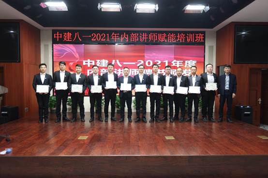 一群人在餐厅里站着
中度可信度描述已自动生成