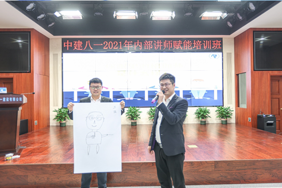 穿着西装笔挺的男子与配字
描述已自动生成,人们站在房间里
描述已自动生成