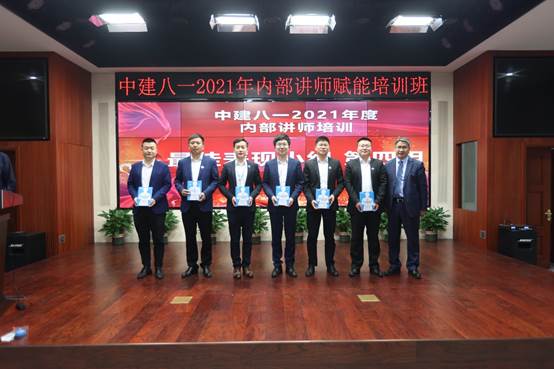 一群人站在室内合影
描述已自动生成